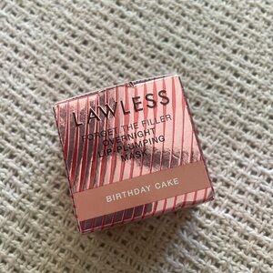 Lawless lip plumping mask